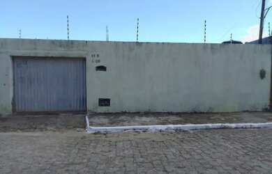 Imagem: A casa possui 4 Dormitórios, 3 Banheiros e 2 Vagas na garagem