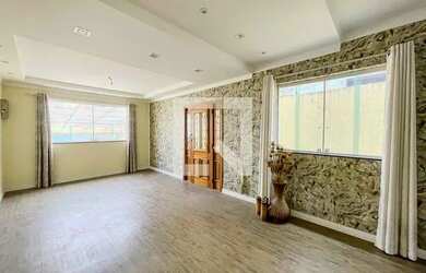 Imagem: A casa possui 3 Dormitórios, 4 Banheiros, 2 Vagas na garagem