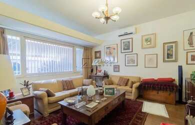 Imagem: A casa possui 4 Dormitórios, 5 Banheiros, 4 Vagas na garagem