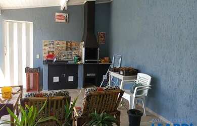 Imagem: A casa possui 3 Dormitórios, 4 Banheiros, 4 Vagas na garagem