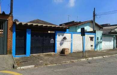 Imagem: A casa possui 3 Dormitórios, 2 Banheiros, 4 Vagas na garagem