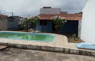 Imagem: A casa possui 3 Dormitórios, 2 Banheiros, 5 Vagas na garagem