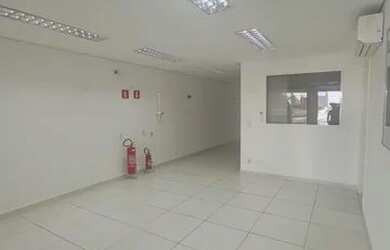 Imagem: O depósito possui 4 Vagas na garagem e 440m² de Área e está