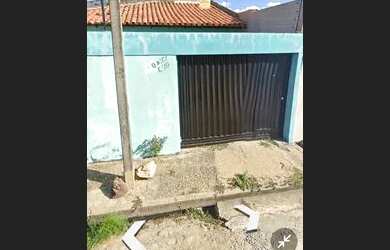 Imagem: A casa possui 3 Dormitórios, 3 Banheiros, 2 Vagas na garagem