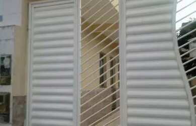 Imagem: A casa possui 2 Dormitórios, 1 Banheiro e 5 Vagas na garagem