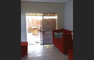 Imagem: A casa possui 3 Dormitórios, 1 Banheiro, 3 Vagas na garagem