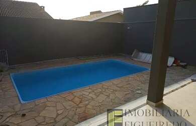 Imagem: A casa possui 3 Dormitórios, 3 Banheiros, 4 Vagas na garagem