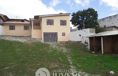 Imagem: A casa possui 3 Dormitórios, 1 Banheiro, 1 Vaga na garagem