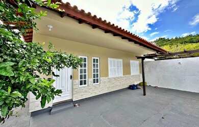 Imagem: A casa possui 3 Dormitórios, 1 Banheiro, 4 Vagas na garagem