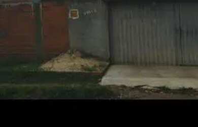 Imagem: A casa possui 2 Dormitórios, 2 Banheiros, 2 Vagas na garagem