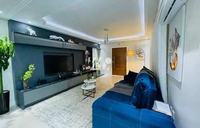 Imagem: A casa possui 4 Dormitórios, 5 Banheiros, 4 Vagas na garagem