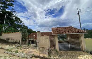 Imagem: A casa possui 5 Dormitórios, 3 Banheiros, 1 Vaga na garagem