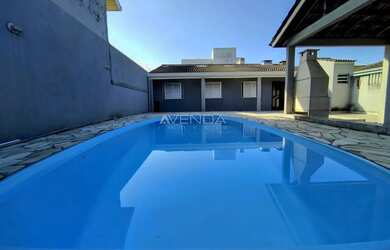 Imagem: A casa possui 3 Dormitórios, 2 Banheiros, 4 Vagas na garagem