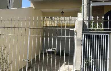 Imagem: A casa possui 3 Dormitórios, 2 Banheiros, 1 Vaga na garagem