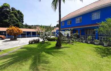 Imagem: A casa possui 5 Dormitórios, 4 Banheiros, 4 Vagas na garagem