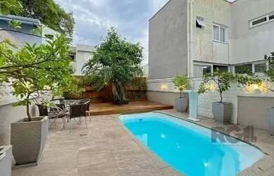 Imagem: A casa possui 3 Dormitórios, 4 Banheiros, 2 Vagas na garagem