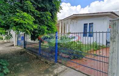 Imagem: A casa possui 4 Dormitórios, 1 Banheiro, 1 Vaga na garagem