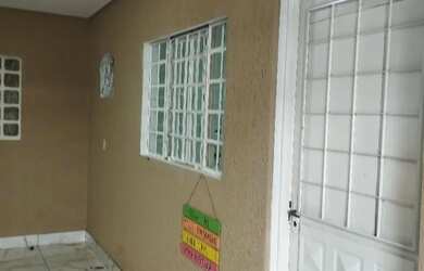 Imagem: A casa possui 3 Dormitórios, 2 Banheiros, 1 Vaga na garagem