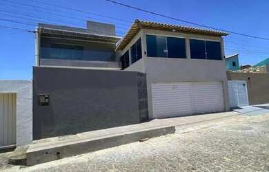 Imagem: A casa possui 4 Dormitórios, 5 Banheiros, 3 Vagas na garagem