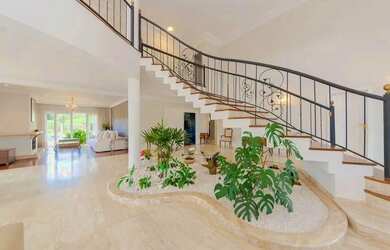 Imagem: A casa possui 4 Dormitórios, 5 Banheiros, 4 Vagas na garagem