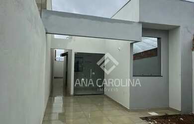 Imagem: A casa possui 3 Dormitórios, 1 Banheiro, 2 Vagas na garagem