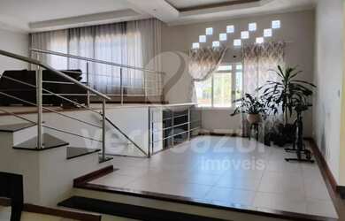 Imagem: A casa possui 4 Dormitórios, 4 Banheiros, 5 Vagas na garagem