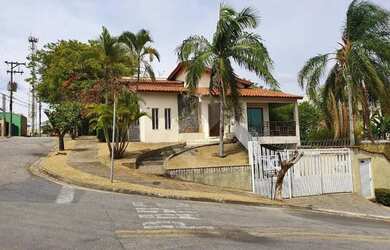 Imagem: A casa possui 3 Dormitórios, 4 Banheiros, 4 Vagas na garagem