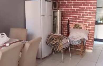 Imagem: A casa possui 2 Dormitórios, 1 Banheiro, 1 Vaga na garagem