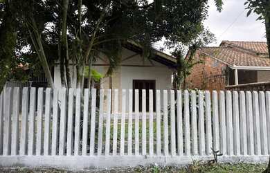 Imagem: A casa possui 3 Dormitórios, 1 Banheiro, 3 Vagas na garagem