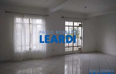 Imagem: A casa possui 3 Dormitórios, 4 Banheiros, 3 Vagas na garagem