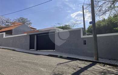 Imagem: A casa possui 4 Dormitórios, 5 Banheiros, 4 Vagas na garagem