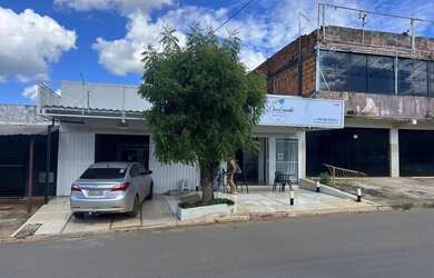 Imagem: A casa possui 3 Dormitórios, 3 Banheiros, 2 Vagas na garagem