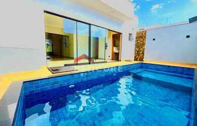 Imagem: A casa possui 3 Dormitórios, 3 Banheiros, 2 Vagas na garagem