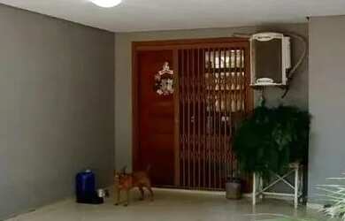 Imagem: A casa possui 3 Dormitórios, 2 Banheiros, 2 Vagas na garagem