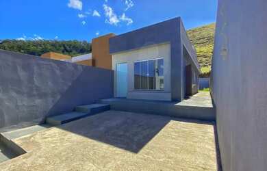 Imagem: A casa possui 2 Dormitórios, 2 Banheiros, 2 Vagas na garagem