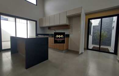 Imagem: A casa possui 3 Dormitórios, 1 Banheiro, 2 Vagas na garagem