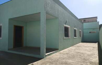 Imagem: A casa possui 3 Dormitórios, 2 Banheiros, 4 Vagas na garagem