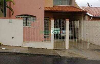 Imagem: A casa possui 3 Dormitórios, 2 Banheiros, 2 Vagas na garagem