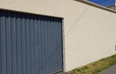 Imagem: A casa possui 2 Dormitórios, 2 Banheiros, 2 Vagas na garagem