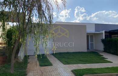 Imagem: A casa em condomínio possui 3 Dormitórios, 2 Banheiros, 4