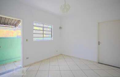 Imagem: A casa possui 2 Dormitórios, 1 Banheiro, 1 Vaga na garagem