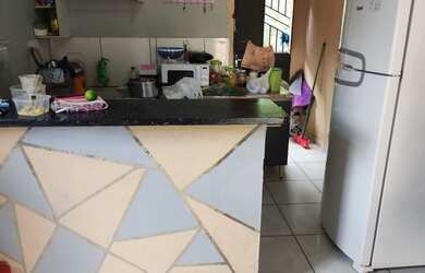 Imagem: A casa possui 2 Dormitórios, 1 Banheiro, 2 Vagas na garagem