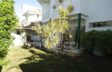 Imagem: A casa em condomínio possui 4 Dormitórios, 3 Banheiros, 2