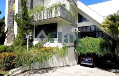 Imagem: A casa em condomínio possui 4 Dormitórios, 5 Banheiros, 872m²