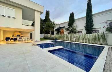 Imagem: A casa em condomínio possui 5 Dormitórios, 5 Banheiros, 4