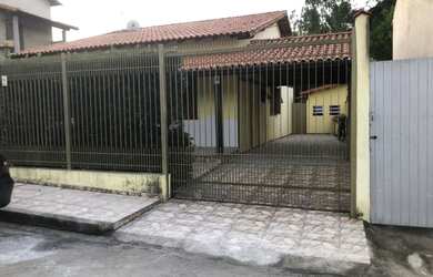 Imagem: A casa possui 3 Dormitórios, 4 Banheiros, 4 Vagas na garagem