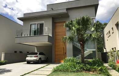 Imagem: A casa possui 4 Dormitórios, 5 Banheiros, 4 Vagas na garagem