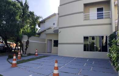 Imagem: A casa possui 4 Dormitórios, 3 Banheiros, 2 Vagas na garagem