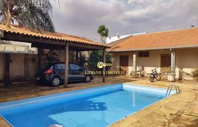 Imagem: A casa possui 3 Dormitórios, 2 Banheiros, 235m² de Área e