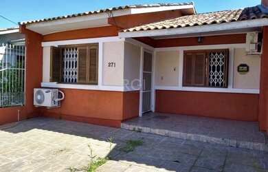 Imagem: A casa possui 3 Dormitórios, 1 Banheiro, 2 Vagas na garagem